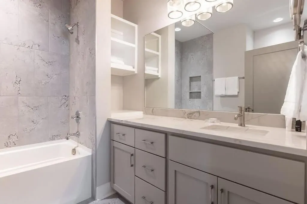 King Bed - Parking - 3 Miles To Lower Broadway Nashville